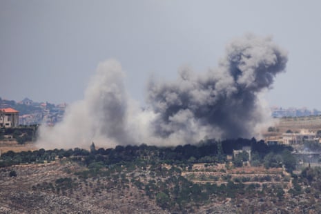 Σύννεφο καπνού πάνω από μια πόλη μετά από βομβαρδισμό.
