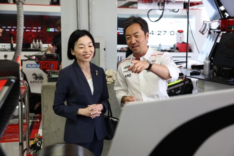 राजकुमारी अकीको के साथ गैरेज में हास एफ1 की टीम प्रिंसिपल अयाओ कोमात्सु