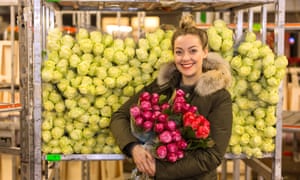 Presentatore Cherry Healey nel mercato del Mondo di fiori più grande.