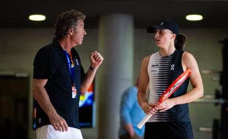 Francisco Roig talks to Iga Swiatek at the Stuttgart Open