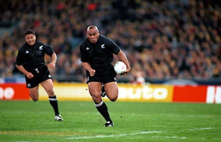 Jonah Lomu with the ball against Australia