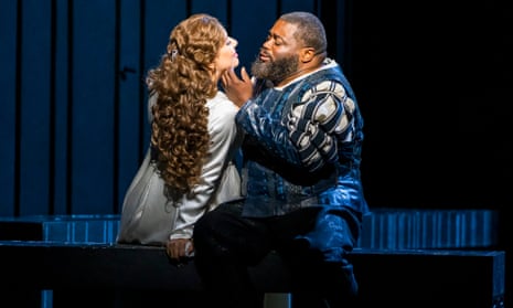 Russell Thomas as Otello and Hrachuhí Bassénz as Desdemona. 