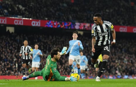 Joe Willock misses a huge chance for Newcastle
