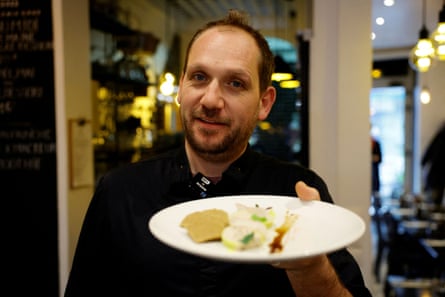 El chef francés Fabian Borgel muestra 'faux-gras', una alternativa al foie gras, mientras posa en su restaurante. "42 grados" En París, Francia, 15 de diciembre de 2022.