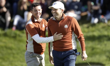Sergio García dari Eropa merayakan dengan Rory McIlroy setelah memasukkan putt pada hari kedua Ryder Cup 2018