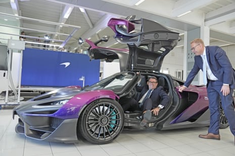 Ο Andy Burnham μέσα σε μια McLaren W1 σε μια επίσκεψη σε αυτό το Τεχνολογικό Κέντρο McLaren, με τον Nick Collins, διευθύνοντα σύμβουλο του McLaren Group να κοιτάζει.