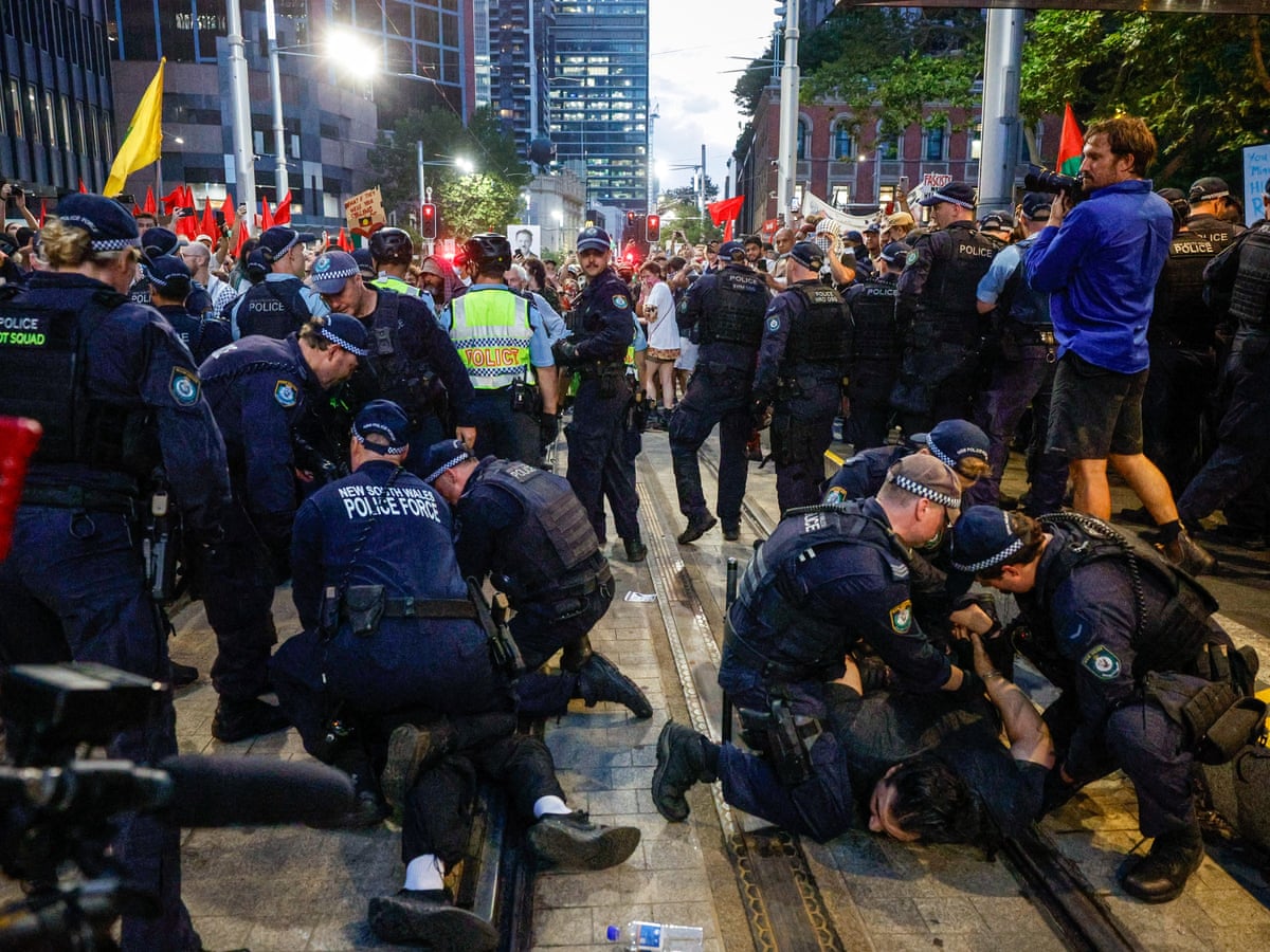 Chris Minns defends police in 'impossible situation' after video emerges of officers punching protesters in Sydney | Australian police and policing | The Guardian