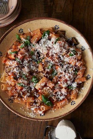 Full of the sun: pasta con le melanzane (pasta with aubergine).