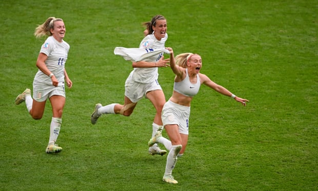 England’s Chloe Kelly celebrates scoring the winning goal in the Women’s Euro 2022 final, pursued by teammates Lauren Hemp and Jill Scott.