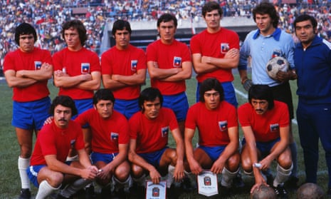 Chile’s team for the 1974 World Cup in Germany, with Leonardo Véliz on the front row with his hand on a ball