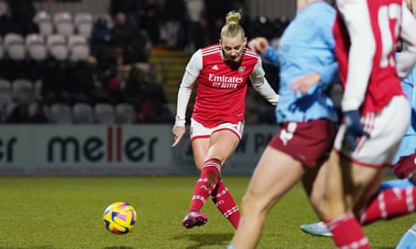 Stina Blackstenius fires in Arsenal’s extra-time winner against Manchester City.