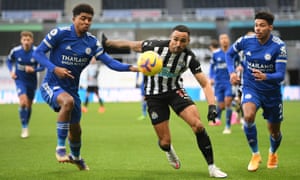Callum Wilson of Newcastle United (C) looks to break past Wesley Fofana of Leicester City.
