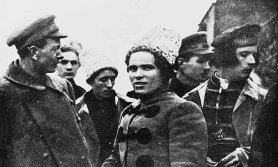 Nestor Makhno (Mitte) im Jahr 1919.