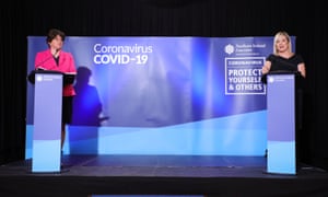 Primer ministro de Irlanda del Norte, Arlene Foster (izquierda), y diputada, Michelle O'Neill (derecha)