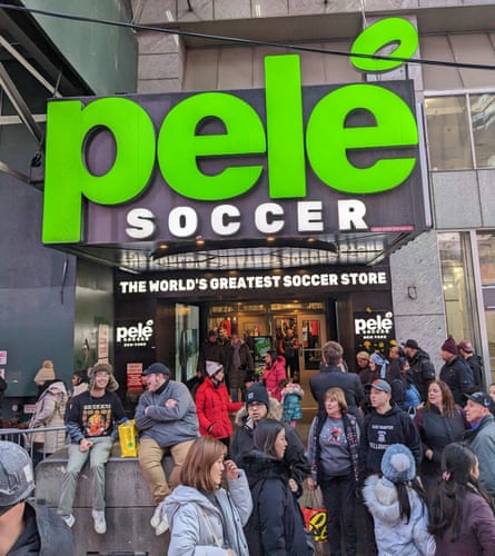 Los fanáticos se reunieron en la tienda de Pele en Times Square en Nueva York luego de la noticia de la muerte de la estrella.