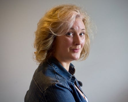 The writer shows the finished look of her hair after styling