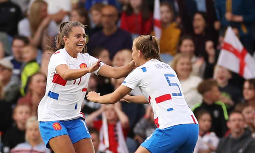 Lieke Martens dari Belanda merayakan gol pertama timnya dengan rekan setimnya Lynn Wilms