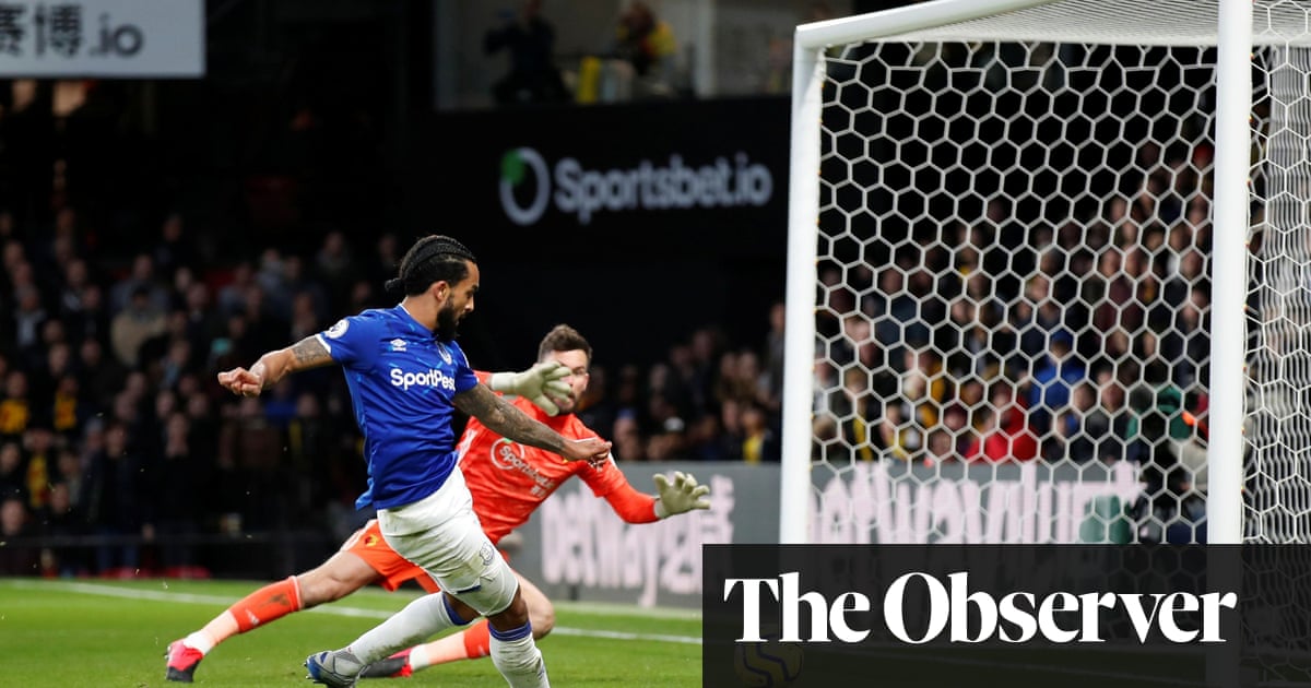 Theo Walcott pounces late to give 10-man Everton victory at Watford