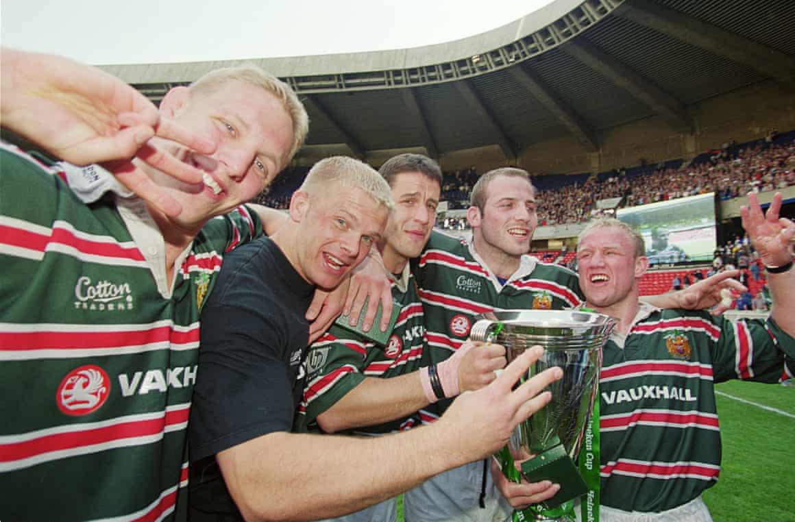 Leicester celebrate victory after beating Stade Français at the Parc des Princes in 2001