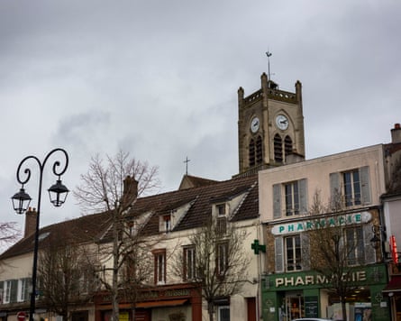 A street in Neauphle-le-Château with a pharmacie sign