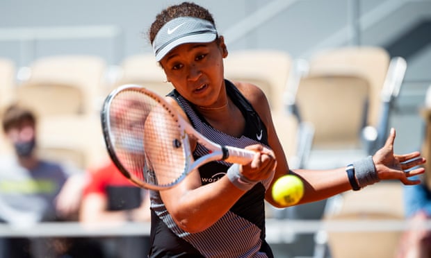 Naomi Osaka hits a forehand against Patricia Maria Țig in the first round of the French Open.