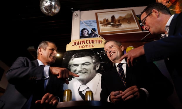 Former Victorian Premier Steve Bracks (l), then Labor leader Bill Shorten and Victorian Premier Daniel Andrews at the John Curtin hotel on 17 May 2019