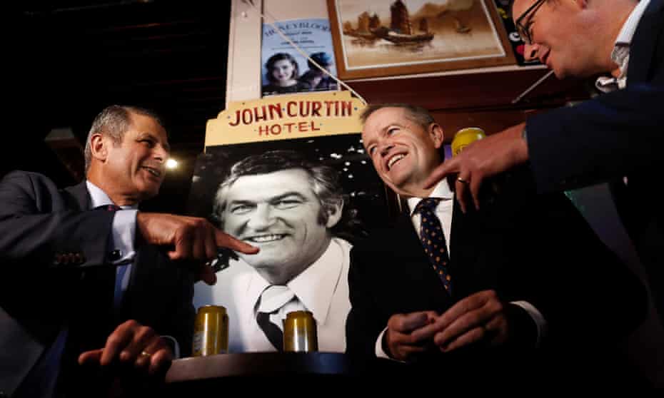 Steve Bracks, Bill Shorten and Daniel Andrews have a beer in memory of Bob Hawke at the John Curtin hotel in Melbourne on 17 May 2019