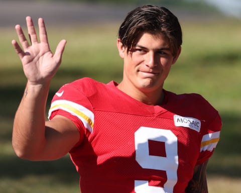 Louis Rees-Zammit waves during a Kansas City Chiefs training camp in August 2024.