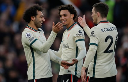 محمد صلاح يحتفل مع ترينت ألكسندر-أرنولد وأندي روبرتسون بعد تسجيل الهدف الرابع في الفوز 5-0 على مانشستر يونايتد في أكتوبر 2021.