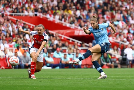 Vivianne Miedema shoots