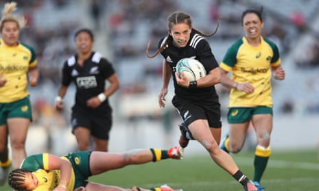 Black Ferns star Selica Winiata runs clear for another try