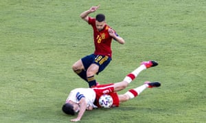 Robert Lewandowski protects the ball.