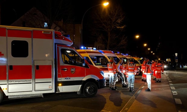 Ambulans dan paramedis di TKP di Hanau dekat Frankfurt am Main.