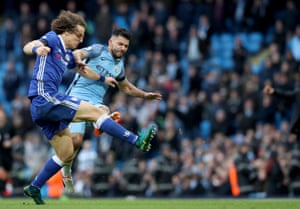 Agüero clatters into David Luiz.