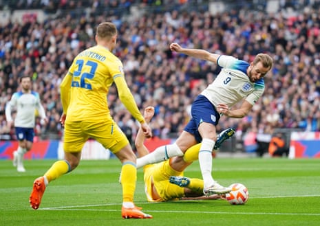 Harry Kane bought down in the box by Oleksandr Svatok.