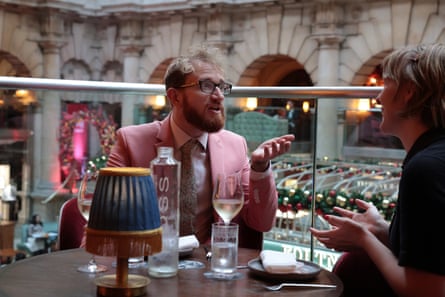 Samuel and Catrina chatting at a restaurant table