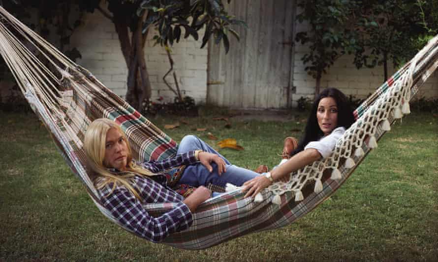 Cher mit Gregg Allman beim Entspannen im Jahr 1977.