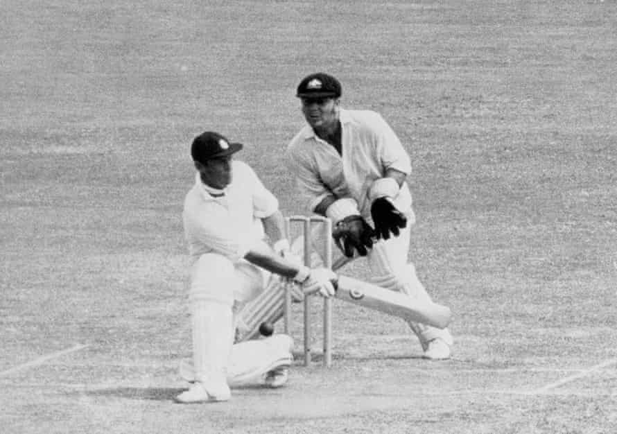 Jeff Boycott z Anglii próbuje zamiatać, gdy Marsh patrzy na krykieta podczas testu popiołu w SCG w 1971 roku.