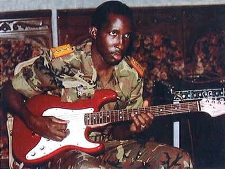 Thomas Sankara playing guitar