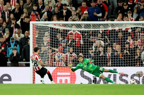 Sunderland’s Enzo Le Fee gets the better of AZ Alkmaar’s keeper Jari De Busser to put the home side ahead.