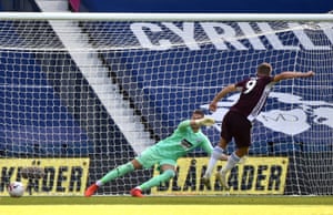 Vardy scores Leicester City’s second goal from the penalty spot.