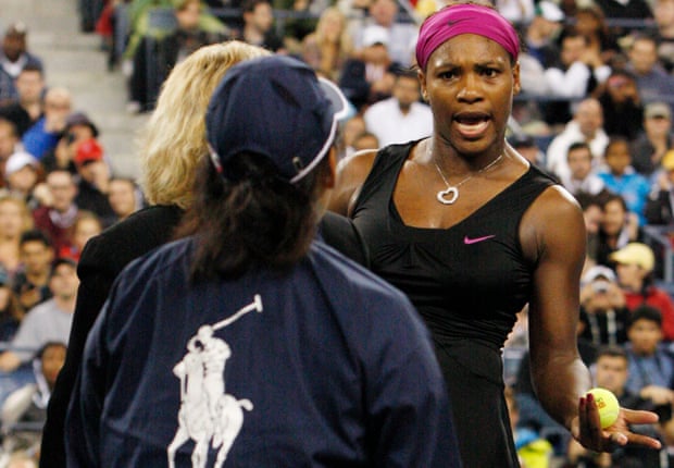 Serena Williams habla con un juez de línea en la semifinal del US Open 2009 contra Kim Clijsters.