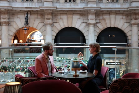 Samuel and Catrina chatting at a restaurant table