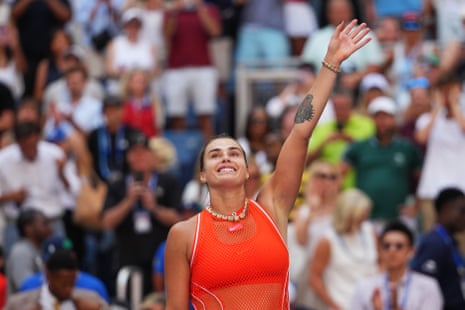 Η Aryna Sabalenka πανηγυρίζει τη νίκη της απέναντι στη Linda Noskova.
