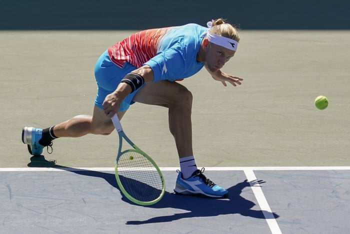 Alejandro Davidovich Fokina returnerer et skudd til Daniel Elahi Galan.