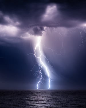 Um dos meus parafusos favoritos que capturei há muito tempo. Eu amo como ele viaja pelo poço de chuva, iluminando-o à medida que avança.