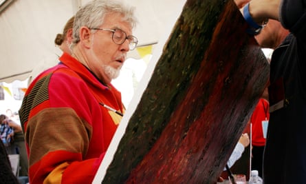 Rolf Harris looking at amateur artists’ work in the Rolf on Art event in Trafalgar Square, London, in 2005.