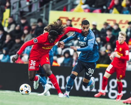 Caleb Yirenkyi holds off an opponent while playing for Nordsjælland