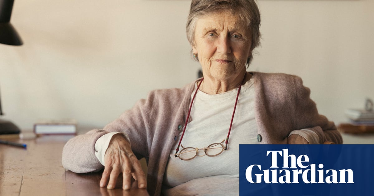 Helen Garner reflexiona sobre las "tres peores semanas de mi vida" al cuidar a un amigo moribundo Helen Garner reflexiona sobre las "tres peores semanas de mi vida" al cuidar a un amigo moribundo