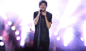 Louis Tomlinson on stage